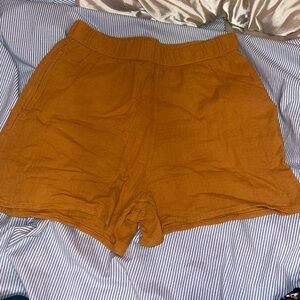 Like new universal thread shorts